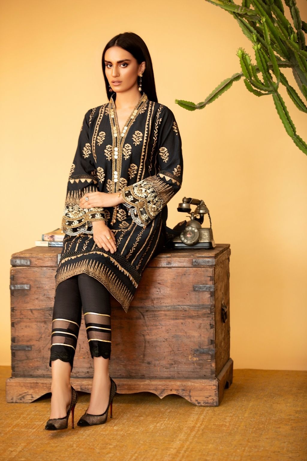 BLACK & GOLD - second image