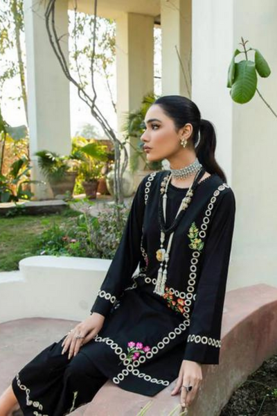 BLACK HARMONY Timeless Classic with Colorful Embroidery outfit